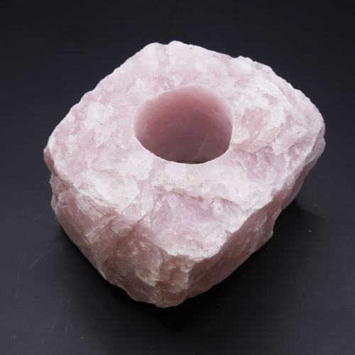 Świecznik z surowego kwarcu różowego – naturalna bryła kwarcu z precyzyjnie wyciętym otworem na tealight.