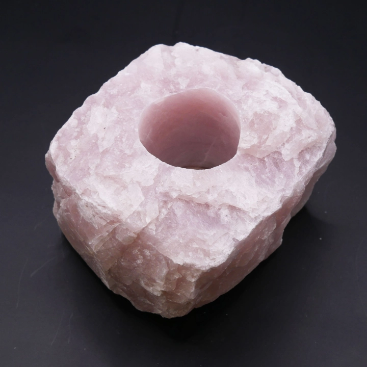 Świecznik z surowego kwarcu różowego – naturalna bryła kwarcu z precyzyjnie wyciętym otworem na tealight.