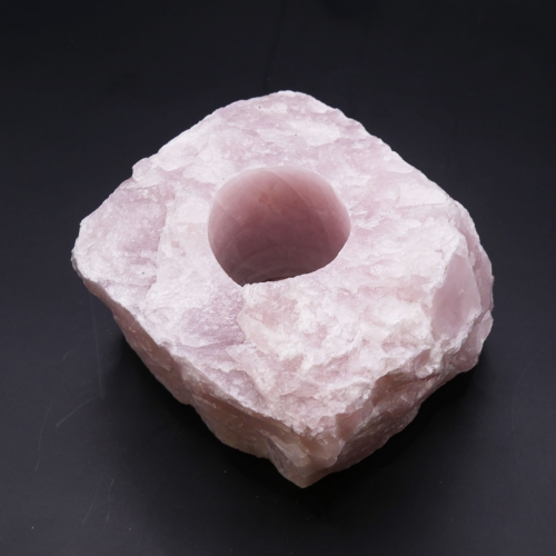 Kwarc różowy świecznik – zbliżenie na matową powierzchnię kamienia i pastelowe, różowe tony.