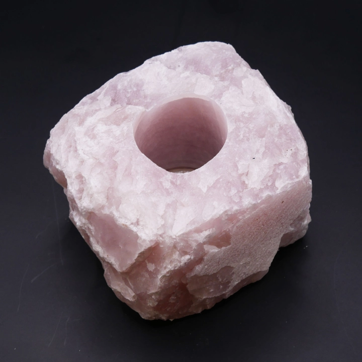 Widok z góry na świecznik z kwarcu różowego – gniazdo na standardową świeczkę typu tealight w surowej skale.