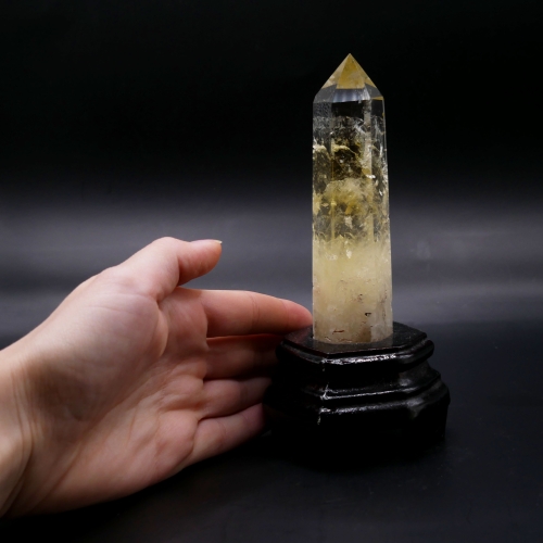 Obelisk z cytrynu widok z boku – geometryczna forma wieży kontrastująca z ciemną podstawą.