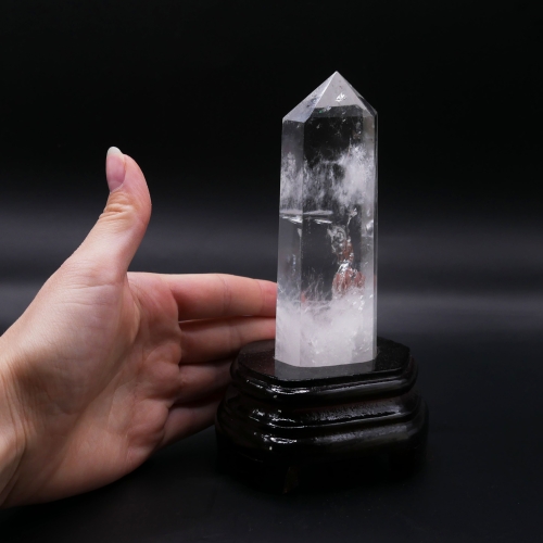 Klarowna wieża z kryształu górskiego – zbliżenie na geometryczne ściany i krystaliczną strukturę.