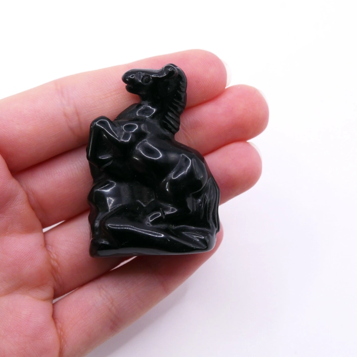 Figurka zwierzęca z onyksu – widok na precyzyjne detale rzeźbienia i smukłą sylwetkę konia.