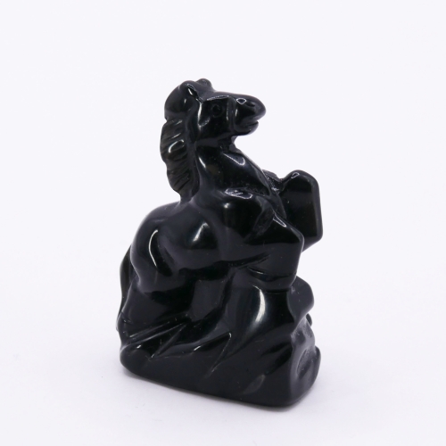 Koń z czarnego onyksu – zbliżenie na głęboką, nieprzeniknioną czerń polerowanego kamienia.