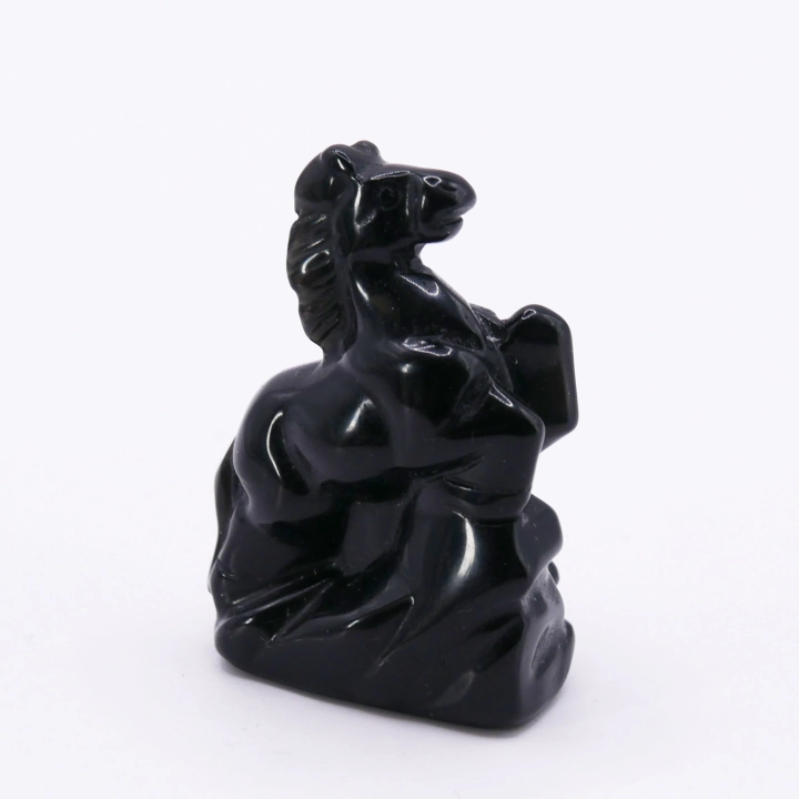 Koń z czarnego onyksu – zbliżenie na głęboką, nieprzeniknioną czerń polerowanego kamienia.