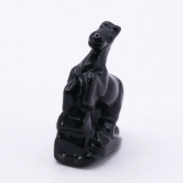 Koń z onyksu widok z profilu – kontrast połyskującej czerni z minimalistyczną formą rzeźby.