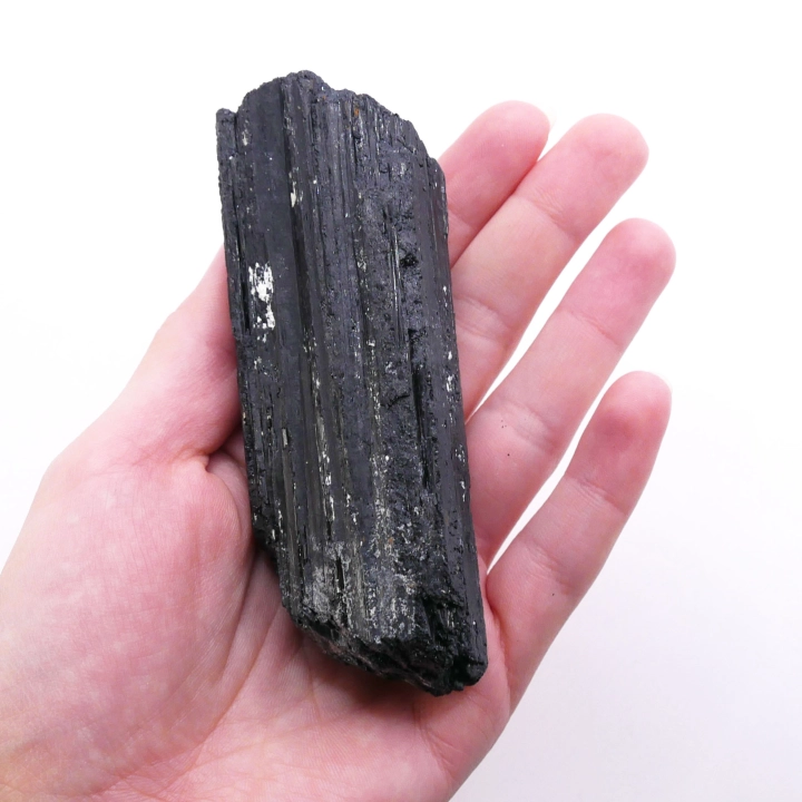Nieregularny fragment czarnego turmalinu, ukazujący jego głęboką, matową czerń.