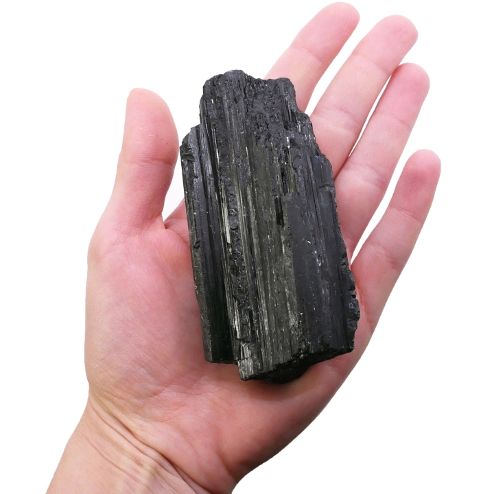 Czarny turmalin surowy – minerał o nieregularnej formie i naturalnej fakturze