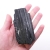 Surowa bryłka czarnego turmalinu – naturalny minerał o nieregularnym kształcie