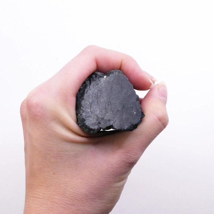 Czarny turmalin surowy – minerał o nieregularnej formie i naturalnej fakturze