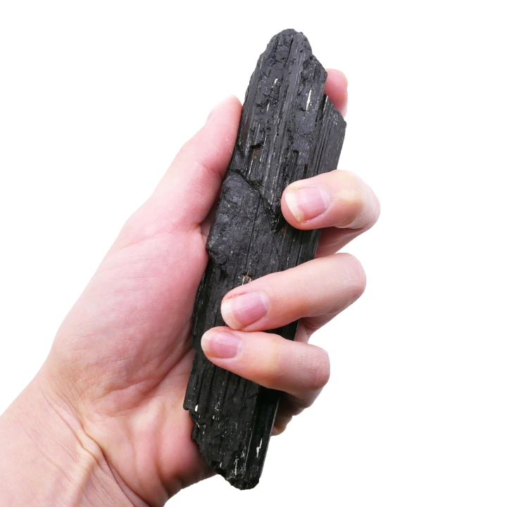 Czarny turmalin surowy – minerał o nieregularnej formie i naturalnej fakturze
