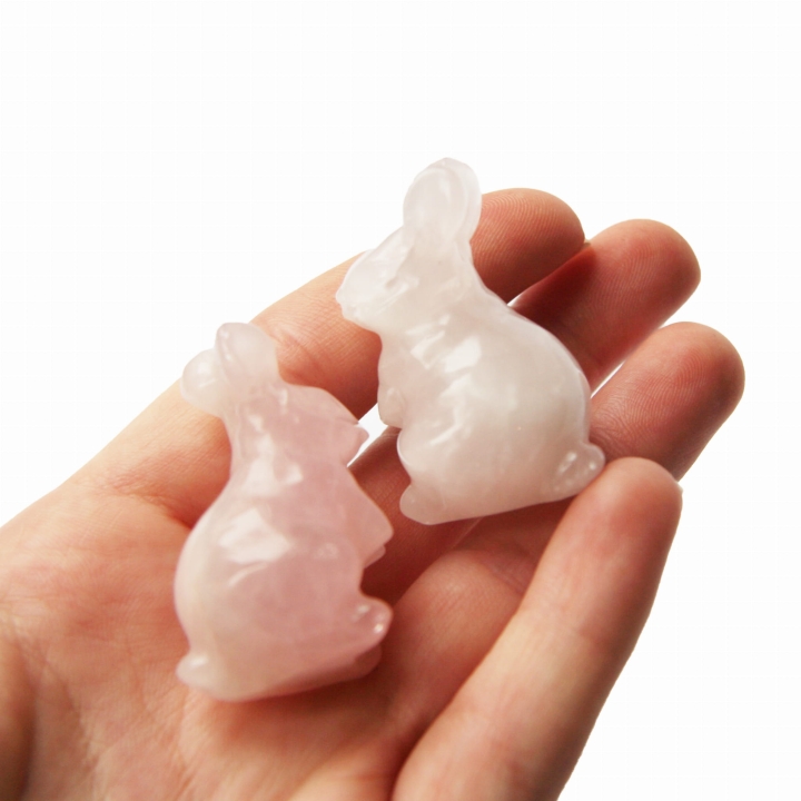 Figurka królika z kwarcu różowego.