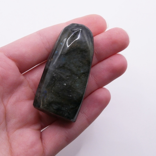 Efekt labradorescencji – zbliżenie na metaliczne odblaski błękitu, złota i zieleni na powierzchni labradorytu.