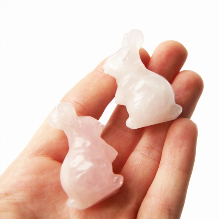 Figurki królika z kwarcu różowego.