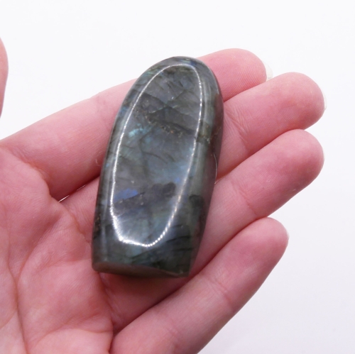 Efekt labradorescencji na labradorycie – zbliżenie na intensywne, błękitne i zielone refleksy świetlne.