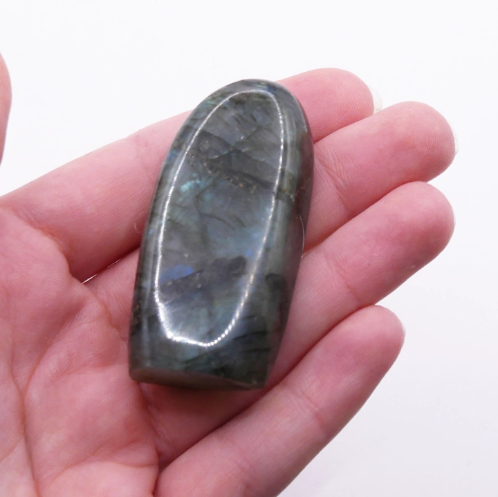 Efekt labradorescencji na labradorycie – zbliżenie na intensywne, błękitne i zielone refleksy świetlne.