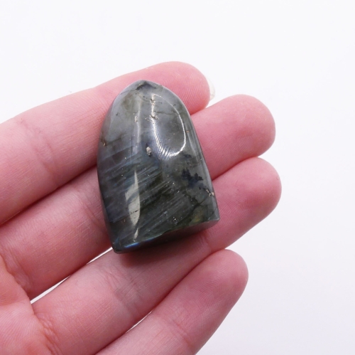 Zbliżenie na labradorescencję w okazie nr 019 – intensywne rozbłyski błękitu i złota na gładkiej powierzchni.