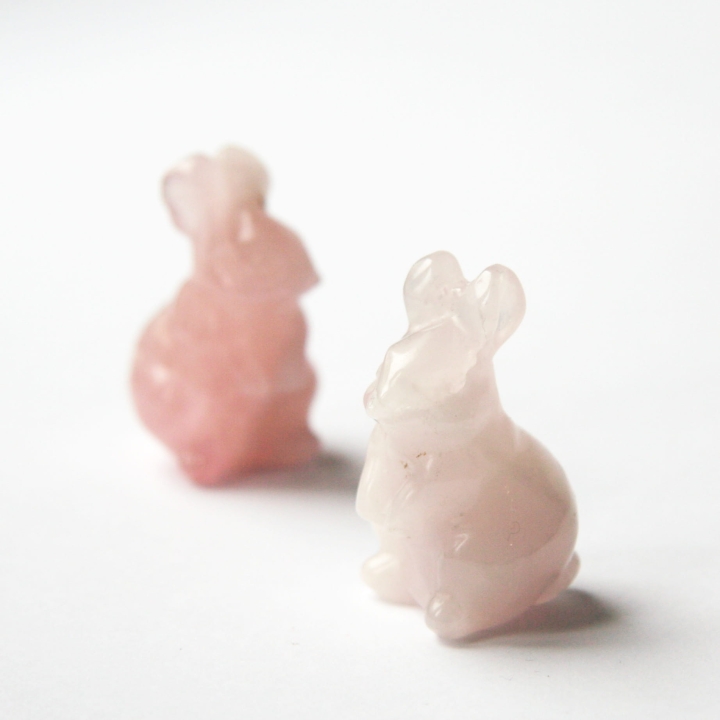 Ręcznie robione figurki królika z kwarcu różowego - idealne dla kolekcjonerów i miłośników kamieni szlachetnych.