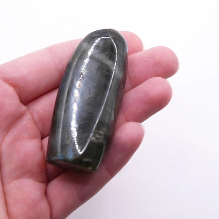 Zbliżenie na labradorescencję w okazie nr 022 – spektakularne rozbłyski światła na polerowanej powierzchni.