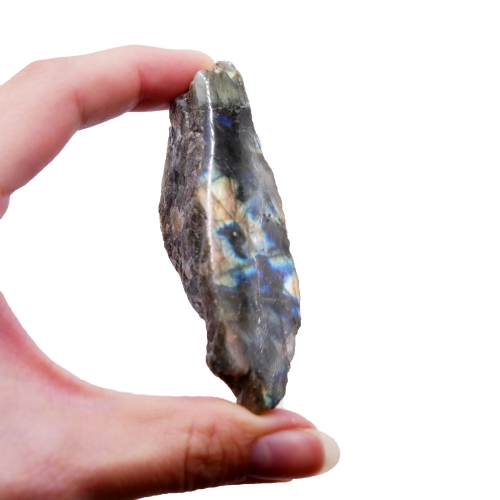 Surowa bryłka labradorytu z jednostronnie polerowanym frontem, ukazująca grę barw.