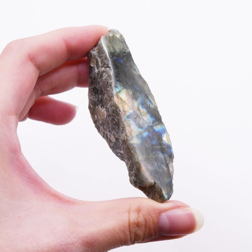 Polerowana powierzchnia surowego labradorytu z widoczną niebieską labradoryzacją.