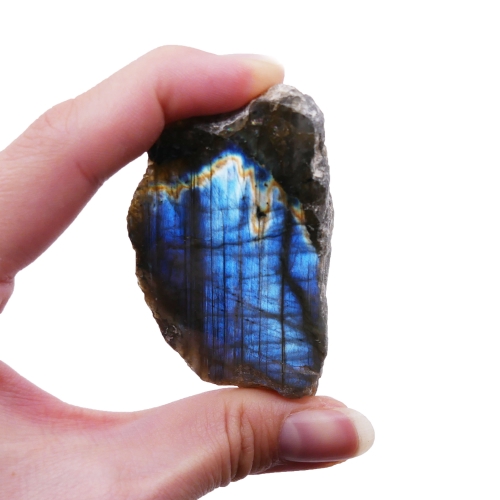 Okaz kolekcjonerski labradorytu z jednostronnym szlifem, prezentujący głębię kamienia.