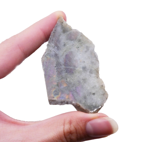 Detal surowej, nieobrobionej części labradorytu w kontraście do gładkiego poleru.