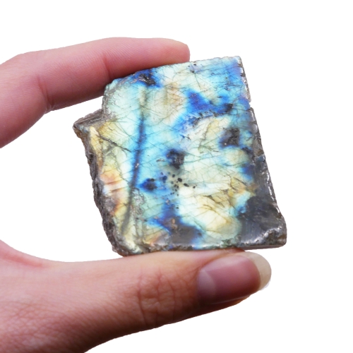 Gra światła na powierzchni polerowanego labradorytu, ukazująca jego niezwykłą labradoryzację.