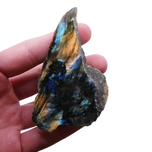 Okaz kolekcjonerski labradorytu z jednostronnym szlifem, prezentujący głębię kamienia.