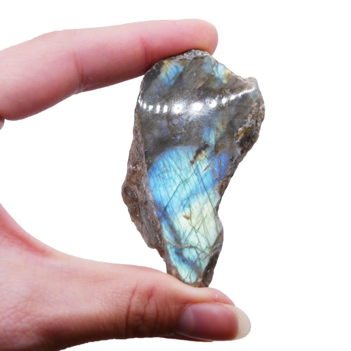 Surowa bryłka labradorytu z jednostronnie polerowanym frontem, ukazująca grę barw (labradoryzację).