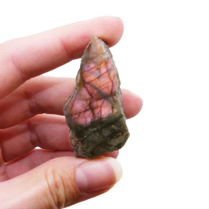 Surowa bryłka labradorytu z jedną polerowaną ścianą, ukazująca grę barw (labradoryzację).