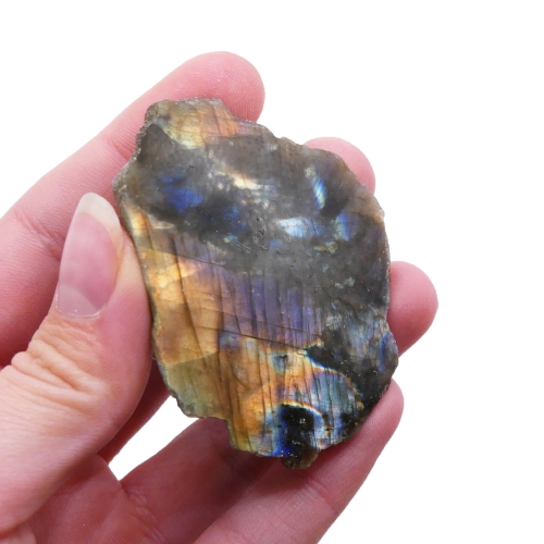 Surowa bryłka labradorytu z jedną polerowaną ścianą, ukazująca grę barw (labradoryzację).