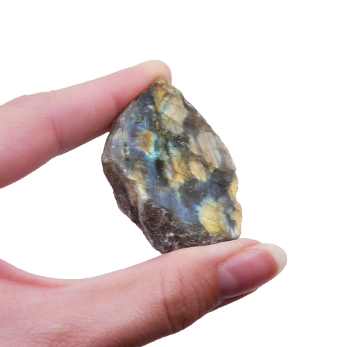 Zbliżenie na barwny refleks świetlny na gładkiej powierzchni kamienia nr 079.