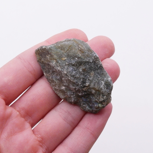 Kontrast faktur: naturalna skała i polerowane lico labradorytu.