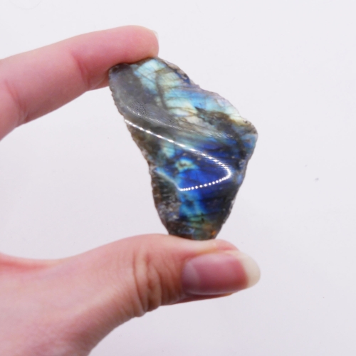 Zbliżenie na labradorescencję okazu nr 082 – intensywne, błękitne i zielone refleksy na wypolerowanej płaszczyźnie.