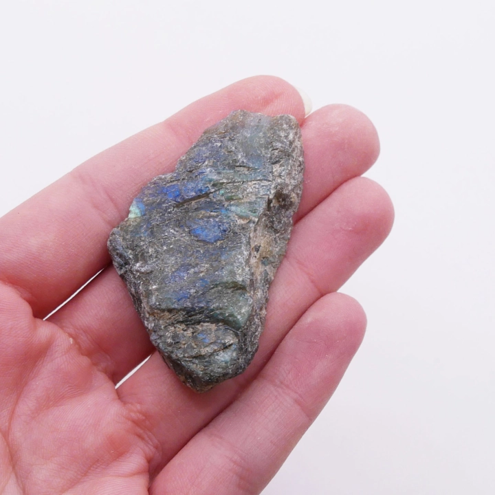 Kontrast surowej skały i polerowanego frontu – labradoryt nr 082 prezentujący naturalną, warstwową strukturę.