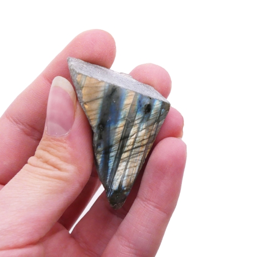 Labradoryt surowy cięty jednostronnie polerowany nr 084 – kontrast matowej skały i lśniącego frontu.