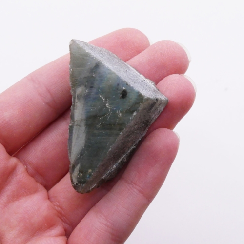 Intensywna labradorescencja w okazie nr 084 – błękitne i zielone refleksy na polerowanej płaszczyźnie.