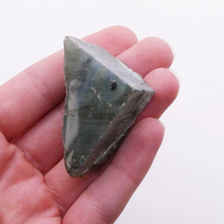 Intensywna labradorescencja w okazie nr 084 – błękitne i zielone refleksy na polerowanej płaszczyźnie.