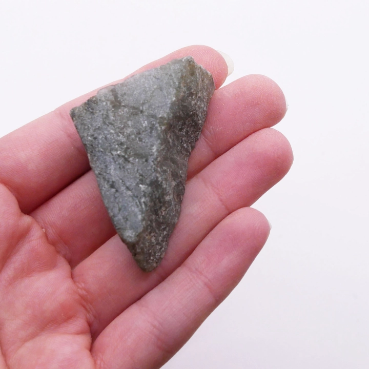 Widok na surowy tył labradorytu nr 084 – naturalna tekstura minerału z widocznymi warstwami.