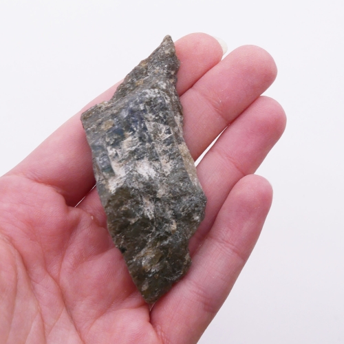 Boczny profil bryły labradorytu nr 085 – matowy, surowy tył i gładka, lśniąca tafla kamienia.