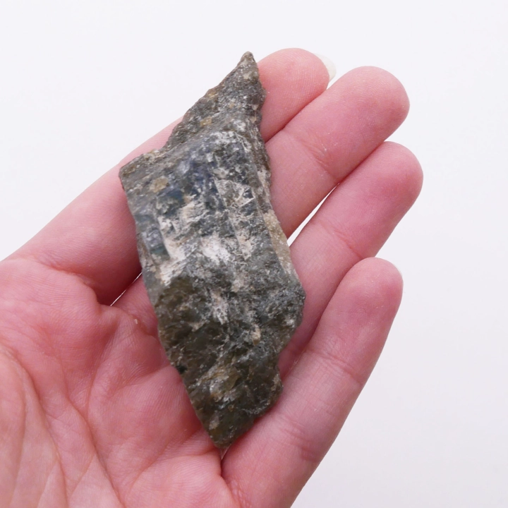 Boczny profil bryły labradorytu nr 085 – matowy, surowy tył i gładka, lśniąca tafla kamienia.