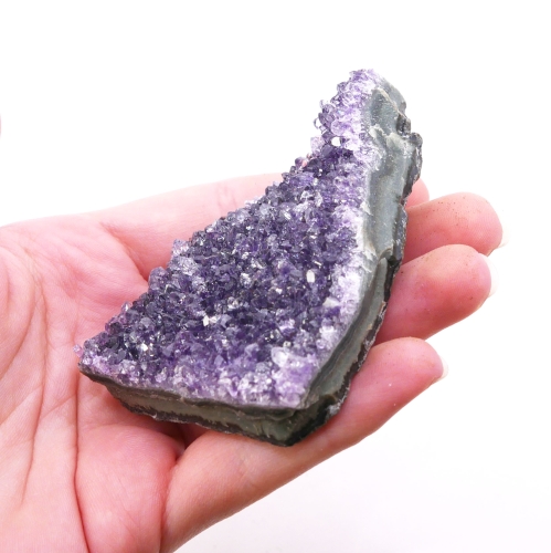 Zbliżenie na błyszczące wierzchołki kryształów na szczotce ametystowej.