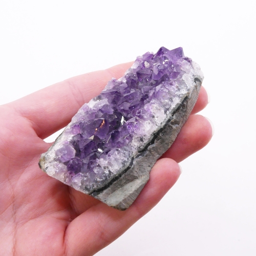 Naturalna szczotka krystaliczna ametystu.