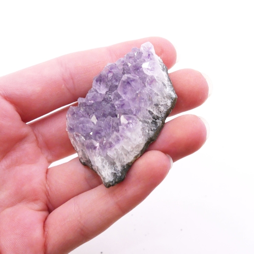 Kryształy ametystu nr 023 – zbliżenie na lśniące, geometryczne zakończenia krystaliczne i głębię fioletu.