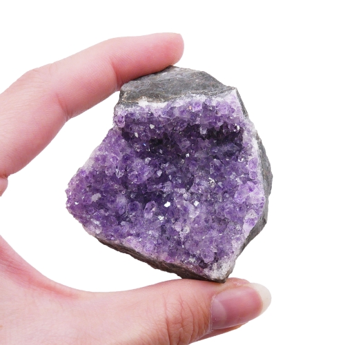 Ametyst szczotka krystaliczna nr 024 – gęste skupisko fioletowych kryształów o naturalnym blasku.