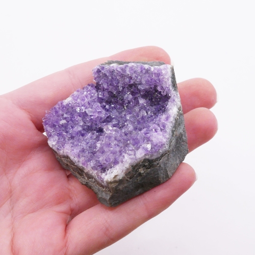 Kryształy ametystu nr 024 – zbliżenie na geometryczne zakończenia i lśniącą powierzchnię minerału.