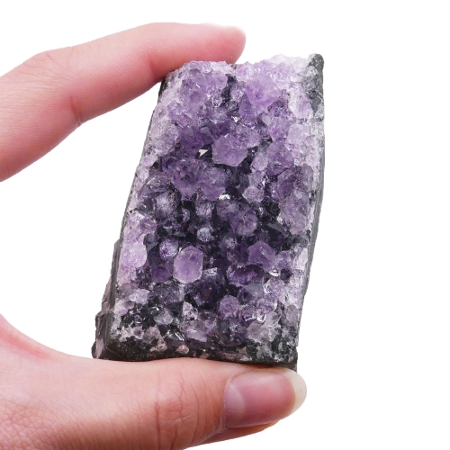 Szczotka ametystu o nieregularnym kształcie i bogatej strukturze krystalicznej.