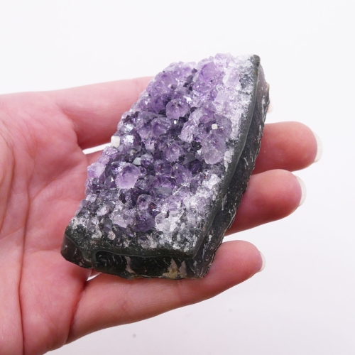 Fioletowe kryształy kwarcu (ametystu) tworzące naturalną szczotkę.