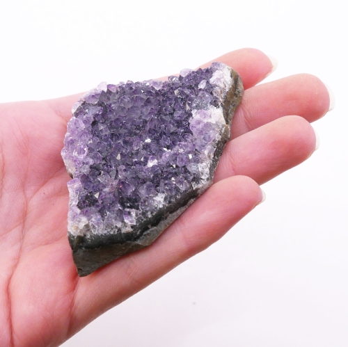 Naturalna szczotka krystaliczna ametystu.